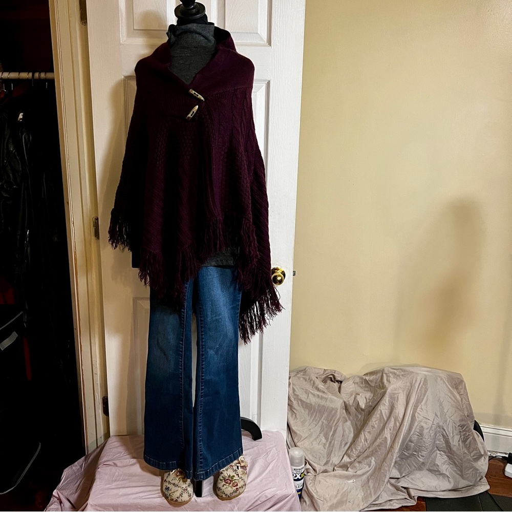 Love By Design Wms Cable Knit Shawl Neck Chunky Fringe Boho Poncho Maroon